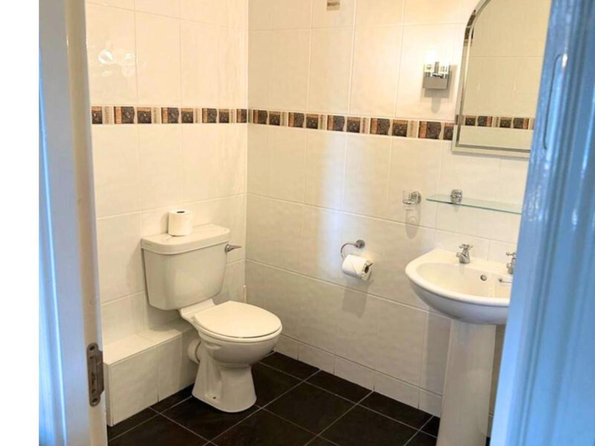 Spacious 2 Bedroom Apartment In Киларни Екстериор снимка