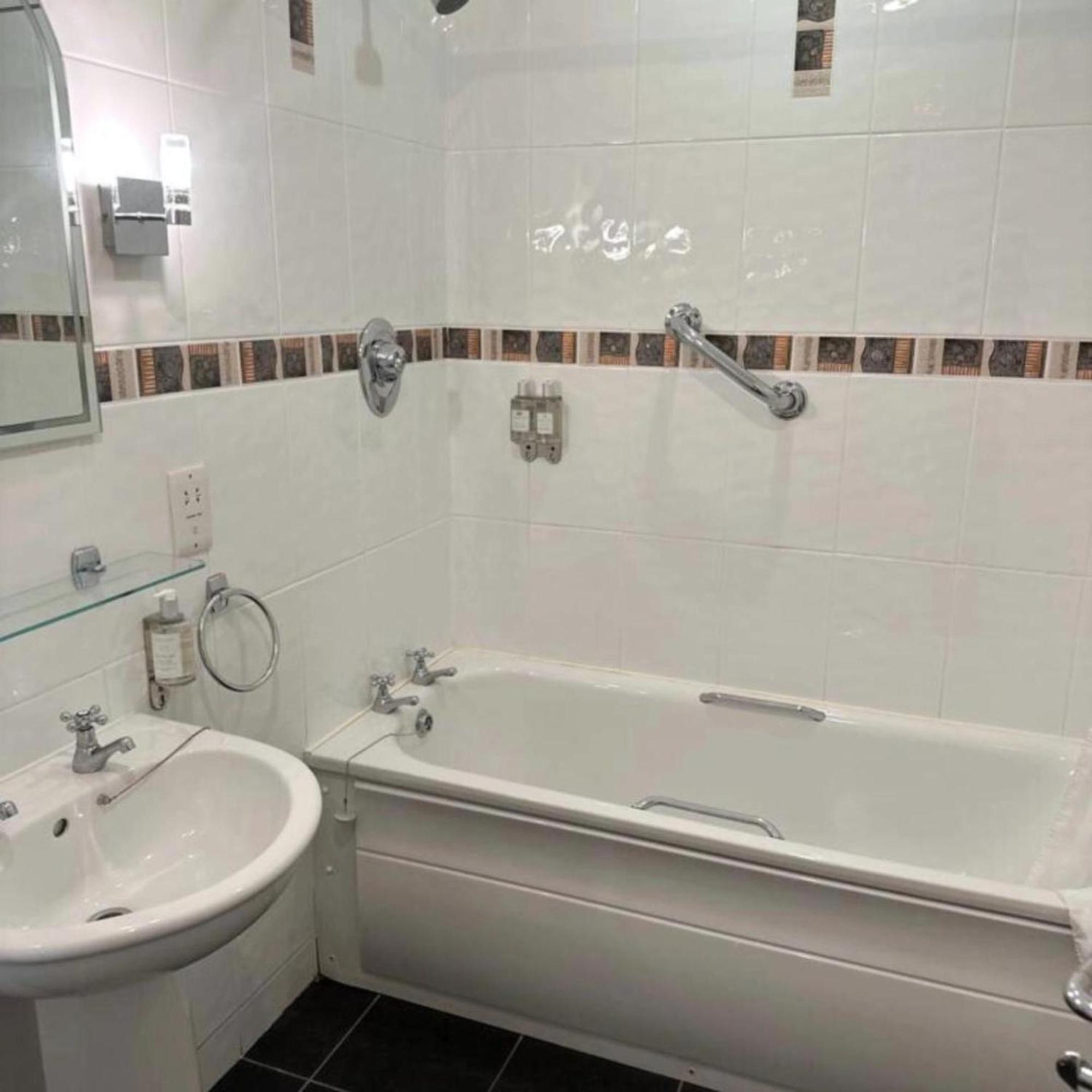 Spacious 2 Bedroom Apartment In Киларни Екстериор снимка