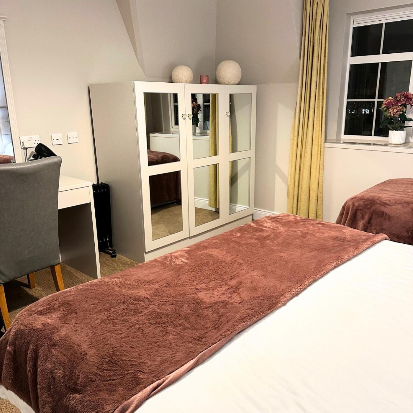 Spacious 2 Bedroom Apartment In Киларни Екстериор снимка